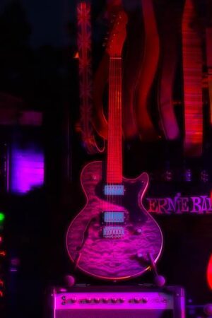 Elektrische Gitarre im Schaufenster